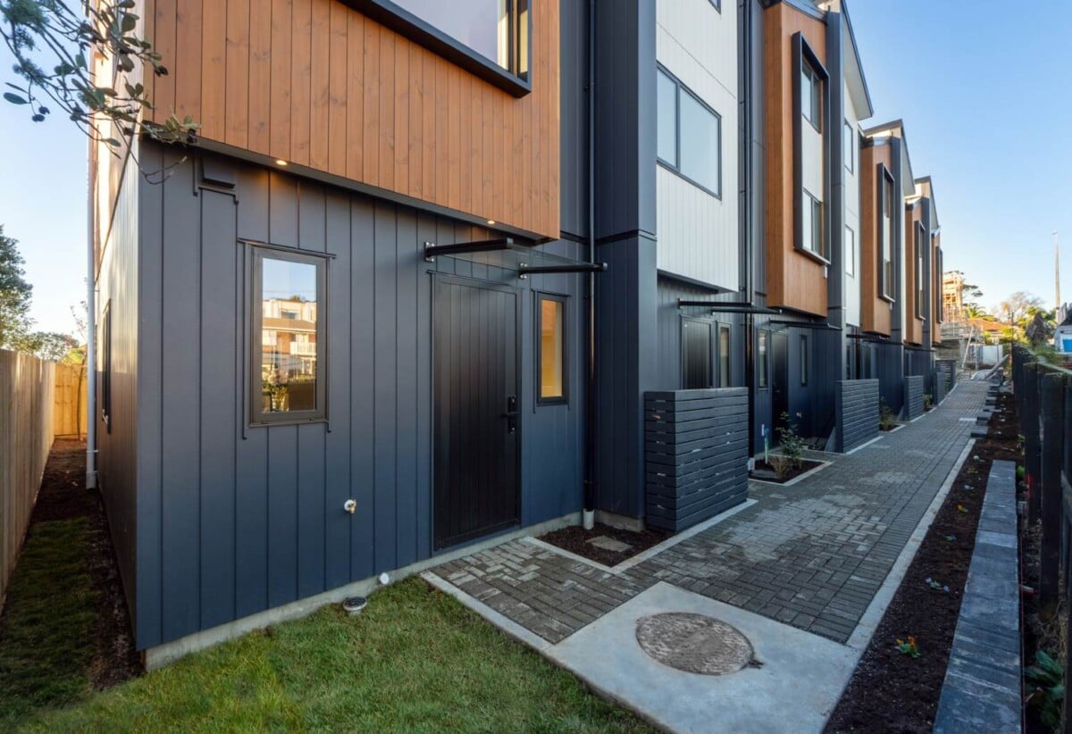 Walks to schools and seaside, 3 beds home, minutes to shopping centre, beach, 9/163 Lake Road, Belmont, Auckland