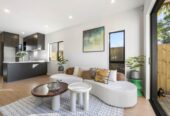 Walks to schools and seaside, 3 beds home, minutes to shopping centre, beach, 1/163 Lake Road, Belmont, Auckland