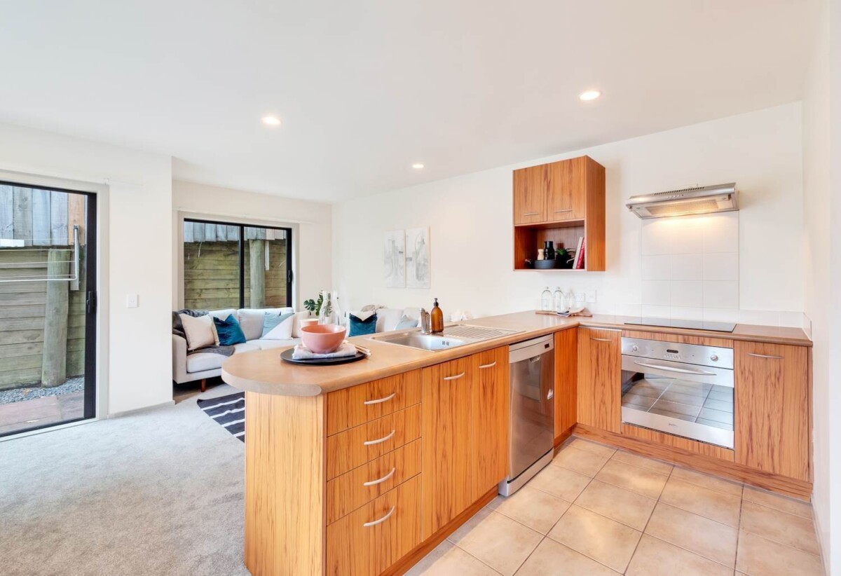 3-Beds home with Pool & Gym Access, walks to schools, minutes to Albany Mall, 6/17 Georgia Terrace, Albany, Auckland