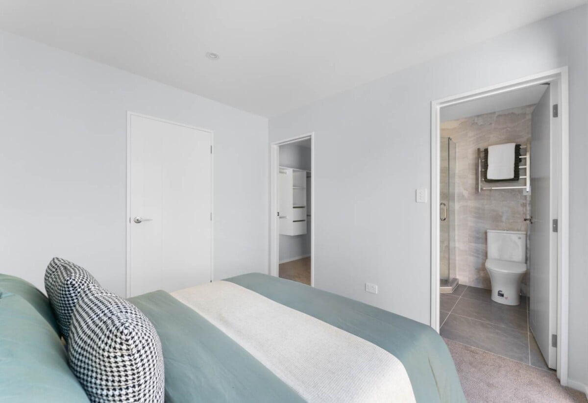 Move-in ready, brandnew freehold 2 beds + study room + a ground floor rumpus room with its own bathroom home, total 4 rooms 3.5 baths, 16E Geordie Street, Henderson, Auckland