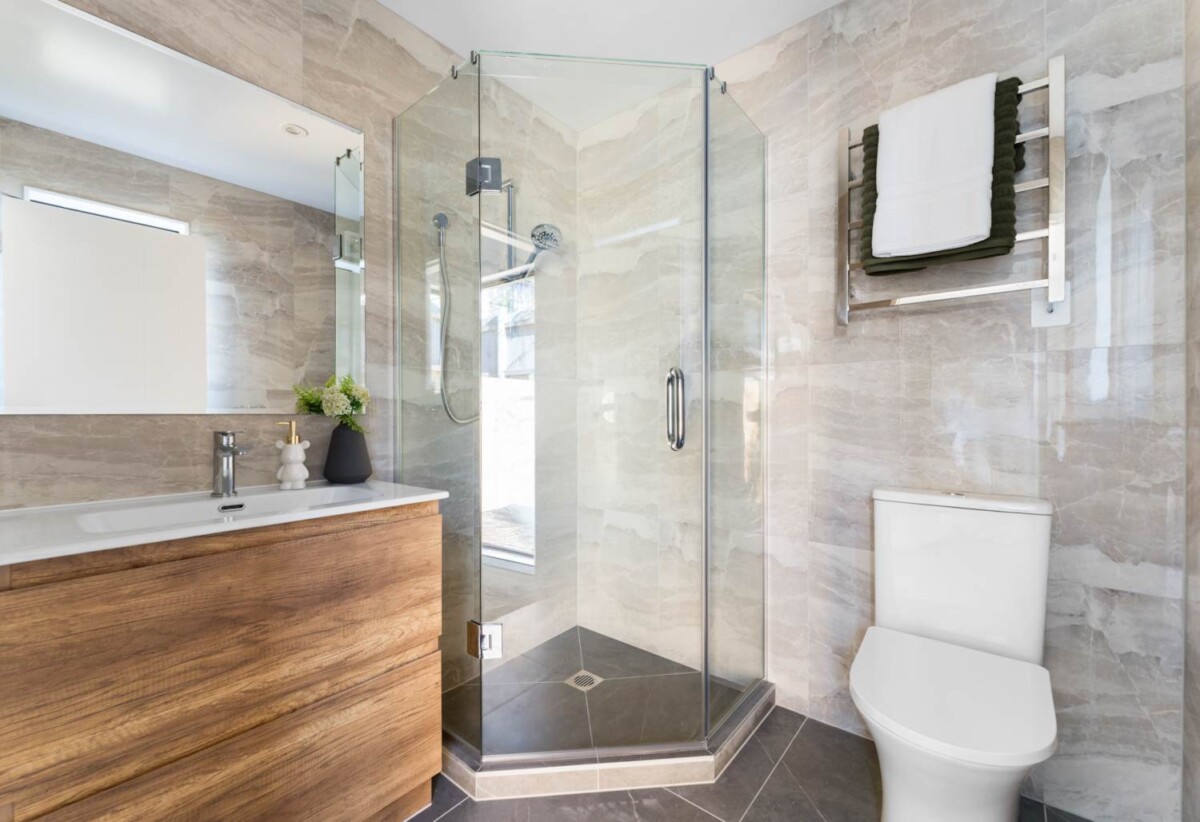 Move-in ready, brandnew freehold 2 beds + study room + a ground floor rumpus room with its own bathroom home, total 4 rooms 3.5 baths, 14D Geordie Street, Henderson, Auckland