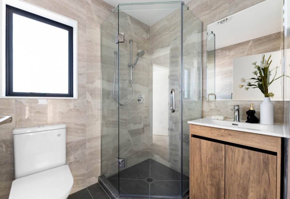 Move-in ready, brandnew freehold 2 beds + study room + a ground floor rumpus room with its own bathroom home, total 4 rooms 3.5 baths, 14B Geordie Street, Henderson, Auckland
