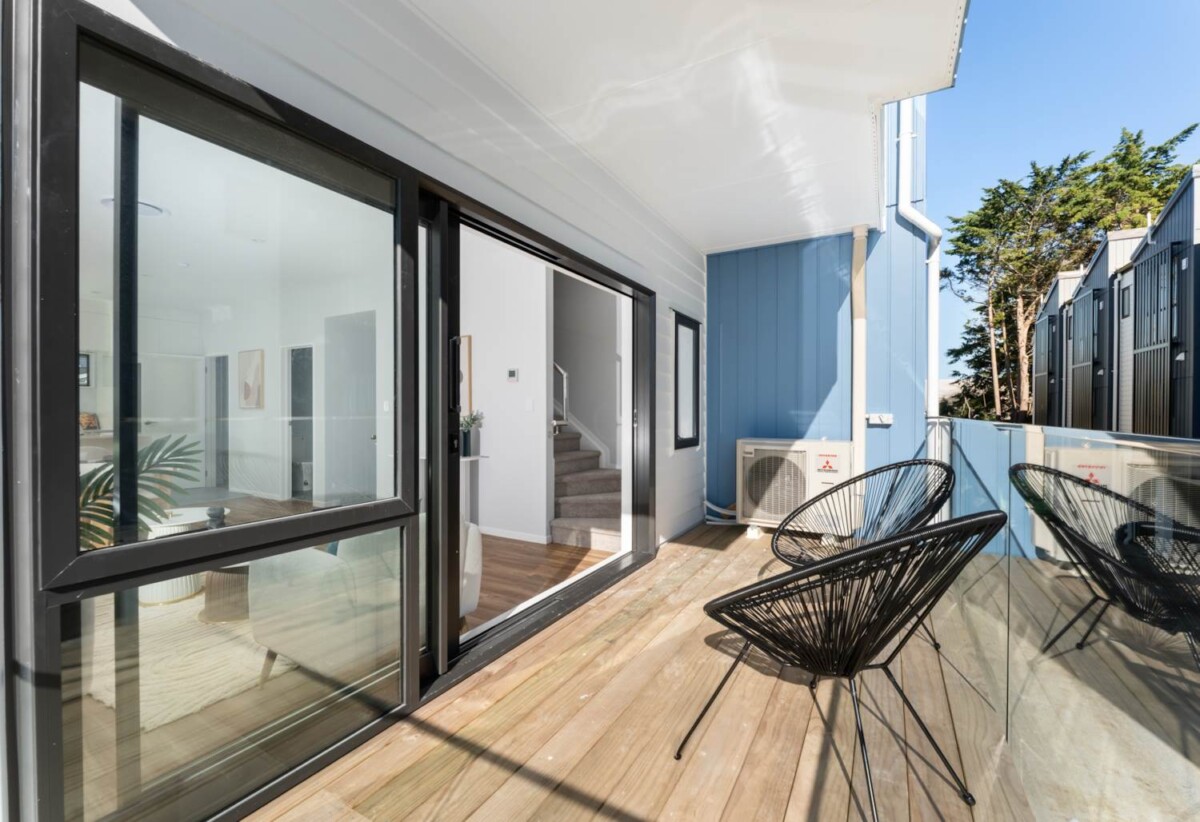 Move-in ready, brandnew freehold 2 beds + study room + a ground floor rumpus room with its own bathroom home, total 4 rooms 3.5 baths, 14E Geordie Street, Henderson, Auckland
