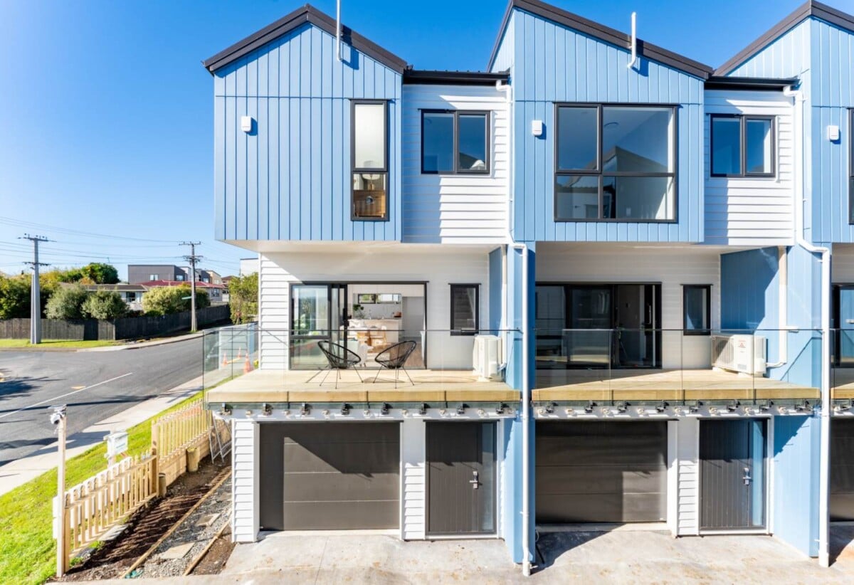 Move-in ready, brandnew freehold 2 beds + study room + a ground floor rumpus room with its own bathroom home, total 4 rooms 3.5 baths, 14D Geordie Street, Henderson, Auckland