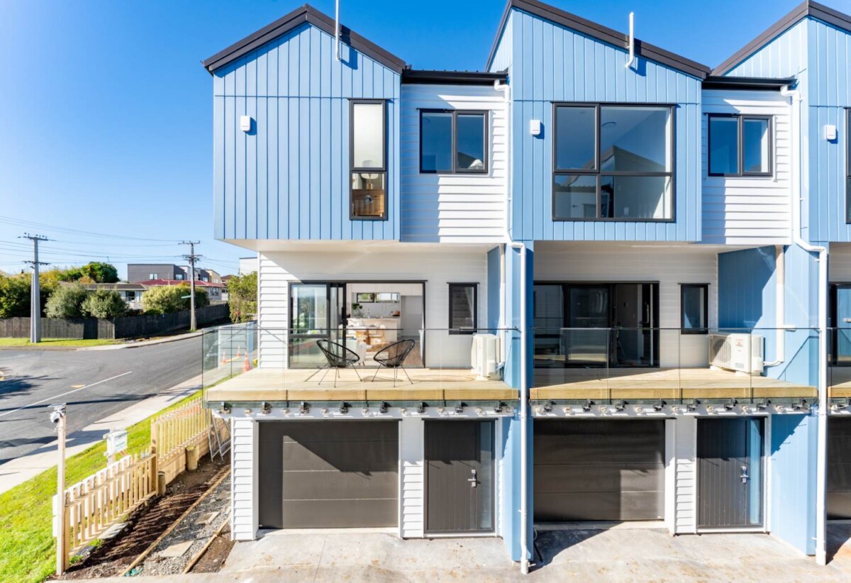 Move-in ready, brandnew freehold 2 beds + study room + a ground floor rumpus room with its own bathroom home, total 4 rooms 3.5 baths, 16D Geordie Street, Henderson, Auckland