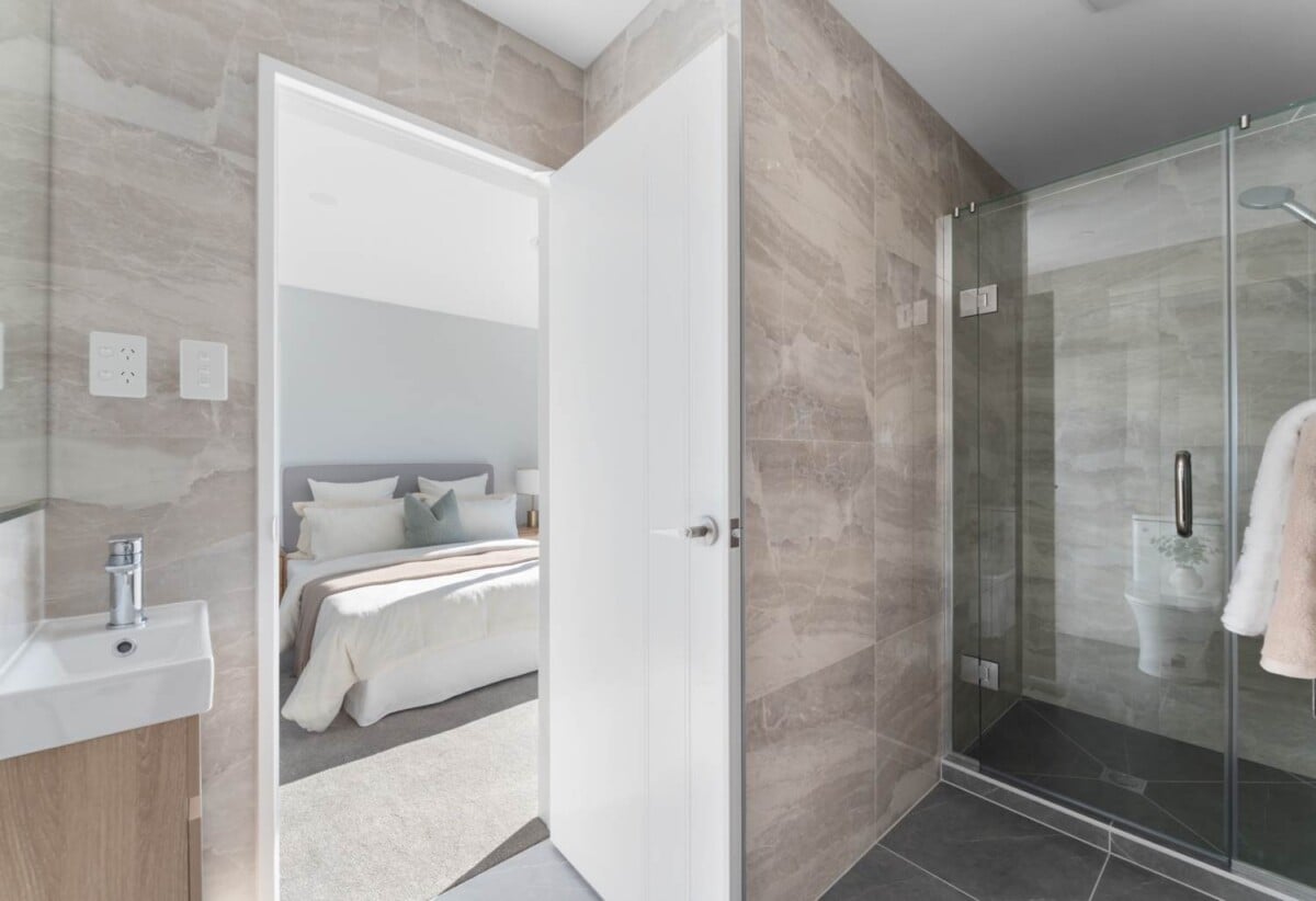 Move-in ready, brandnew freehold 2 beds + study room + a ground floor rumpus room with its own bathroom home, total 4 rooms 3.5 baths, 14D Geordie Street, Henderson, Auckland