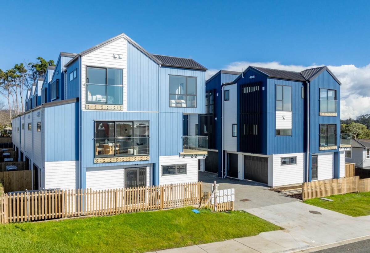 Move-in ready, brandnew freehold 2 beds + study room + a ground floor rumpus room with its own bathroom home, total 4 rooms 3.5 baths, 16C Geordie Street, Henderson, Auckland