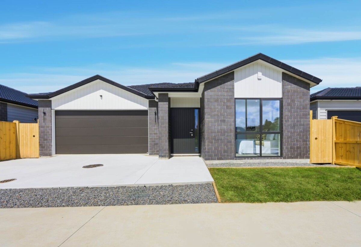 Brick & weatherboard 4 beds house, Fully fenced backyard with large entertaining deck, 26 Putahi Crescent, Papakura, Auckland