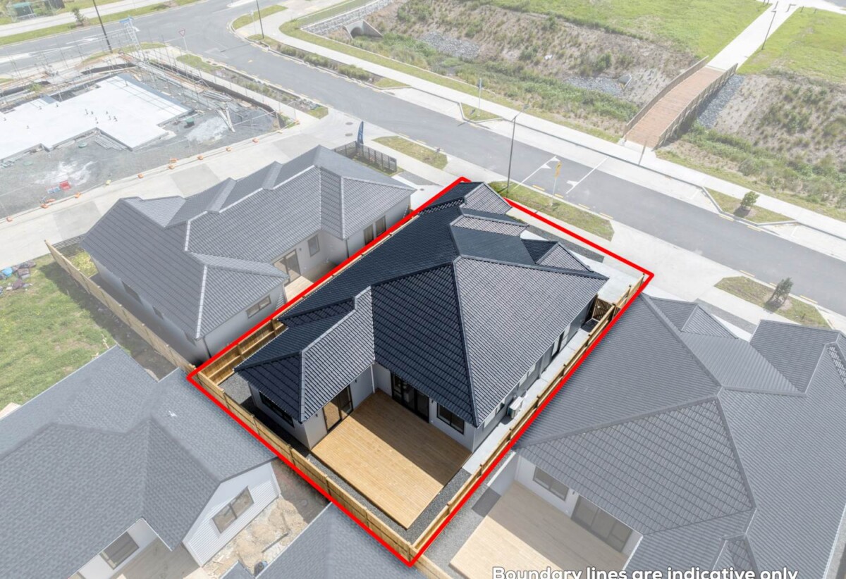 Brick & weatherboard 4 beds house, Fully fenced backyard with large entertaining deck, 26 Putahi Crescent, Papakura, Auckland