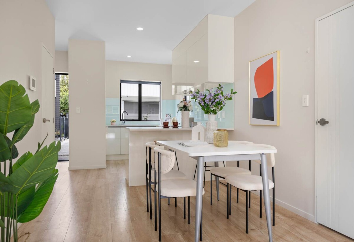 5 year young refreshed 3 beds 2.5 bath house with garage, minutes to schools and Sylvia Park Mall, walks to waterfront, Seaside Park, and Rugby Badminton clubs, 8/224 Princes Street East, Otahuhu, Auckland