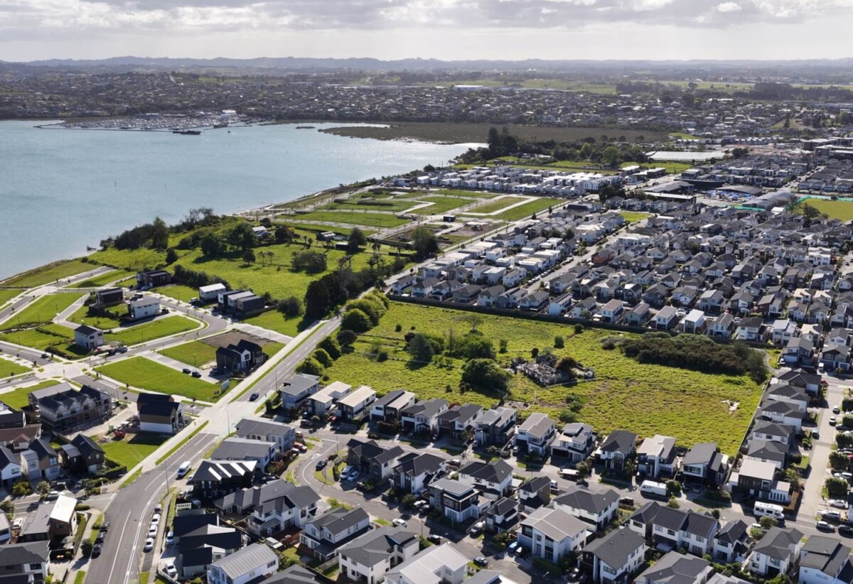 Seaview 301m² section with BC for 5 beds 4.5 baths house, Dual Kitchen, 3 ensuites, 1 ensuite ground floor with private access, 16 Harbourside Parade, Hobsonville, Auckland