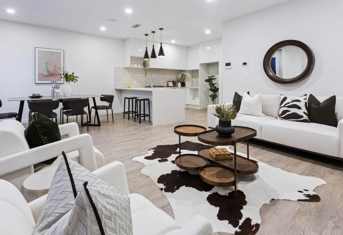 Double Westlake and Rangitoto College zones, 3 beds 2.5 baths home with high ceilings, minutes to schools beach, supermarket, 355B Beach Road, Campbells Bay, Auckland