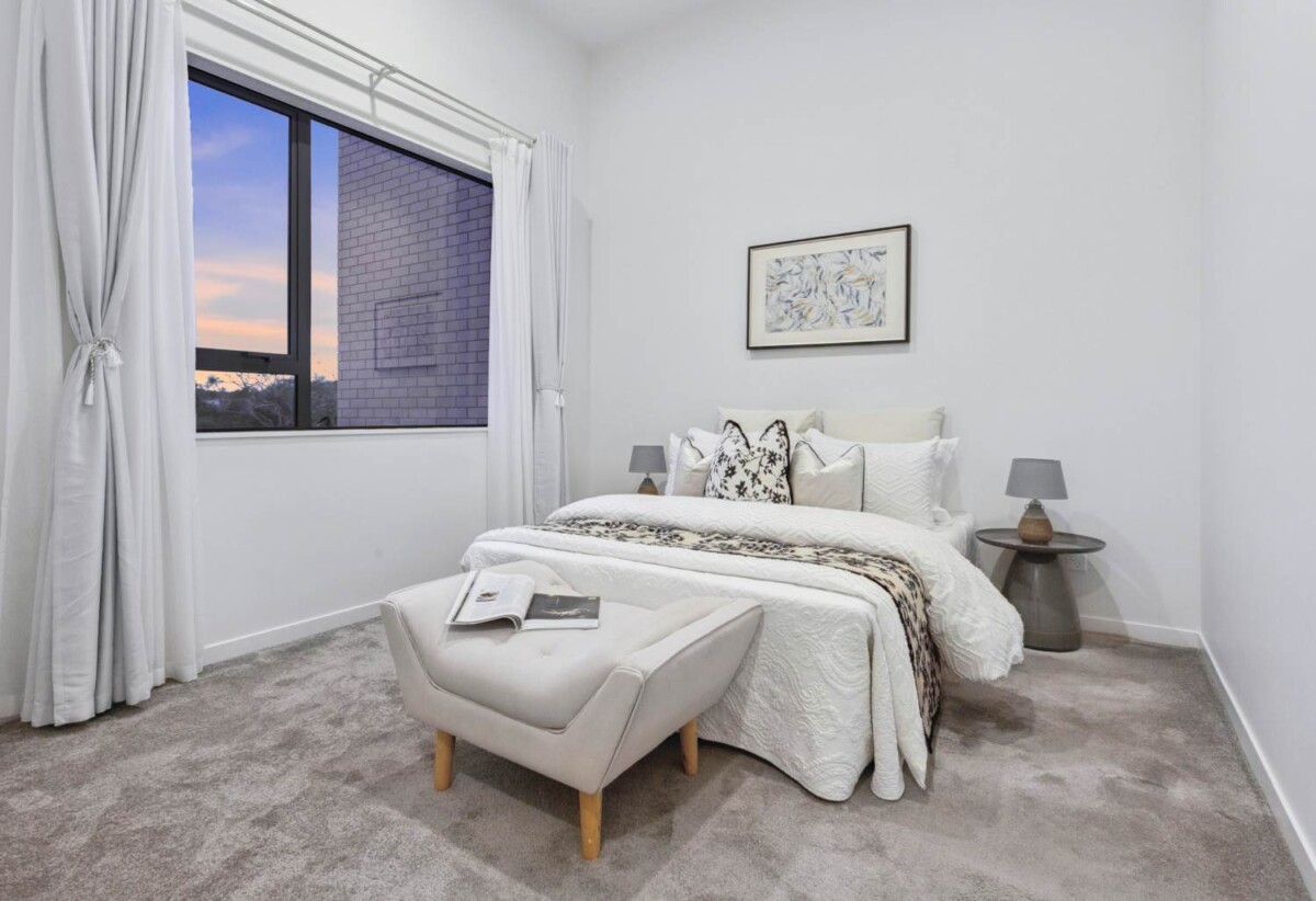 Double Westlake and Rangitoto College zones, 3 beds 2.5 baths home with high ceilings, minutes to schools beach, supermarket, 355B Beach Road, Campbells Bay, Auckland