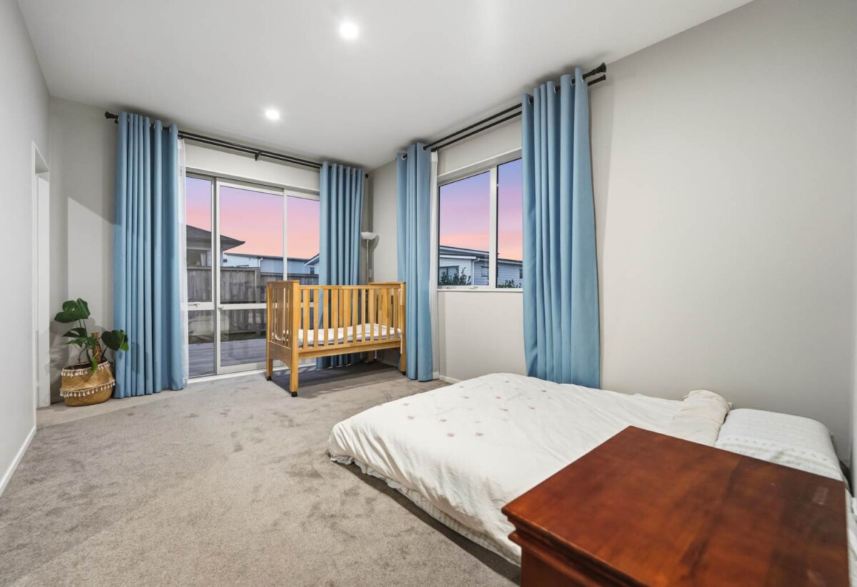 4 beds house on 490m² section, minutes to motorway access and Silverdale Shopping Centre, 6 Ahorangi Road, Silverdale, Auckland