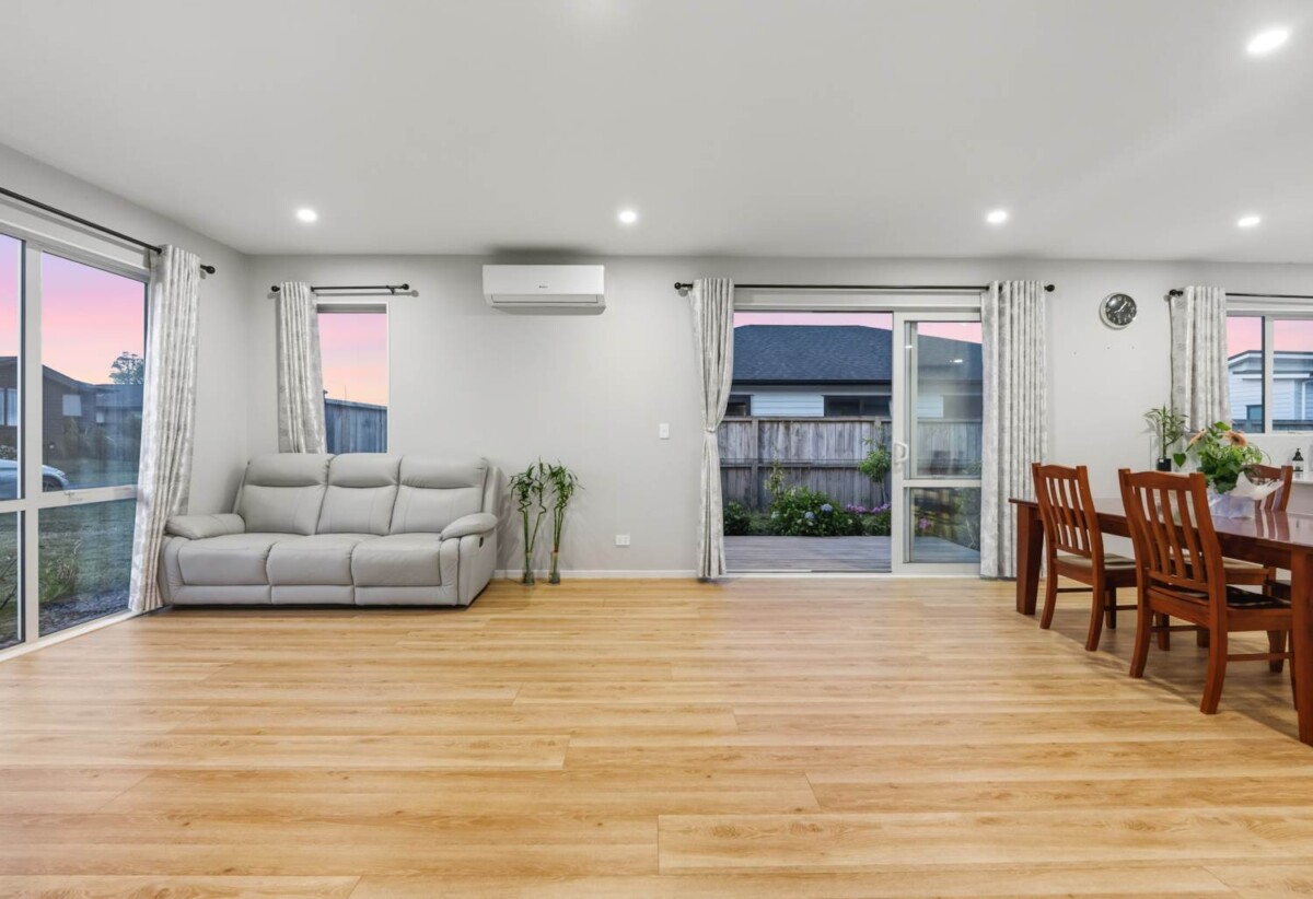 4 beds house on 490m² section, minutes to motorway access and Silverdale Shopping Centre, 6 Ahorangi Road, Silverdale, Auckland