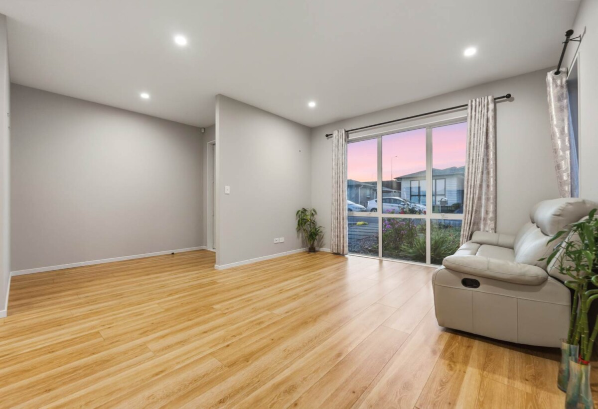 4 beds house on 490m² section, minutes to motorway access and Silverdale Shopping Centre, 6 Ahorangi Road, Silverdale, Auckland