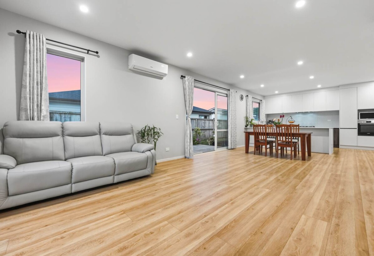 4 beds house on 490m² section, minutes to motorway access and Silverdale Shopping Centre, 6 Ahorangi Road, Silverdale, Auckland