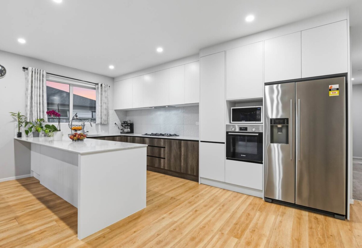 4 beds house on 490m² section, minutes to motorway access and Silverdale Shopping Centre, 6 Ahorangi Road, Silverdale, Auckland