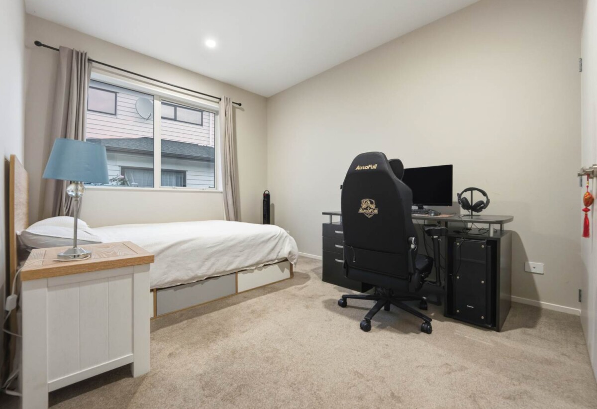 4 beds house on 490m² section, minutes to motorway access and Silverdale Shopping Centre, 6 Ahorangi Road, Silverdale, Auckland