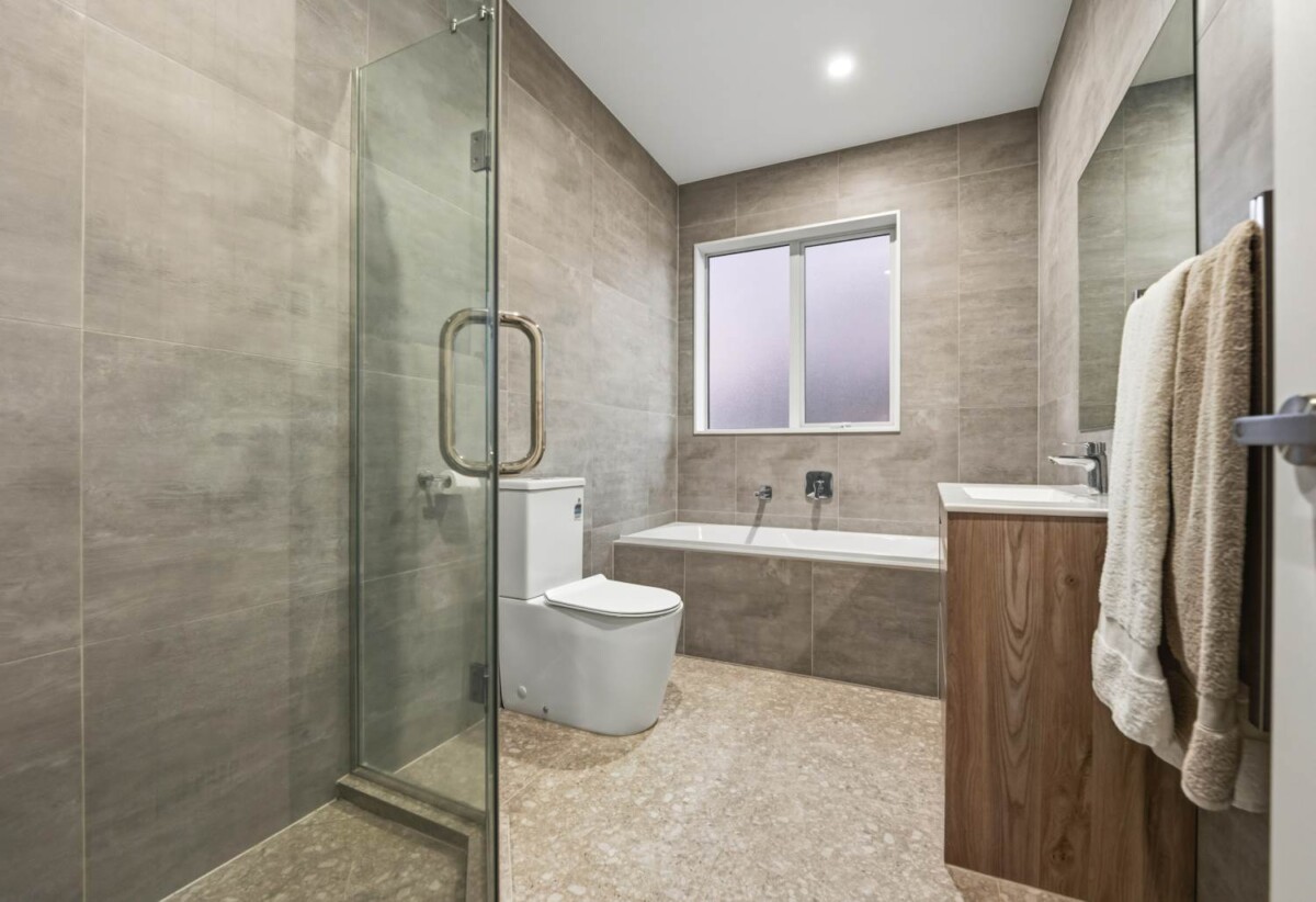 4 beds house on 490m² section, minutes to motorway access and Silverdale Shopping Centre, 6 Ahorangi Road, Silverdale, Auckland