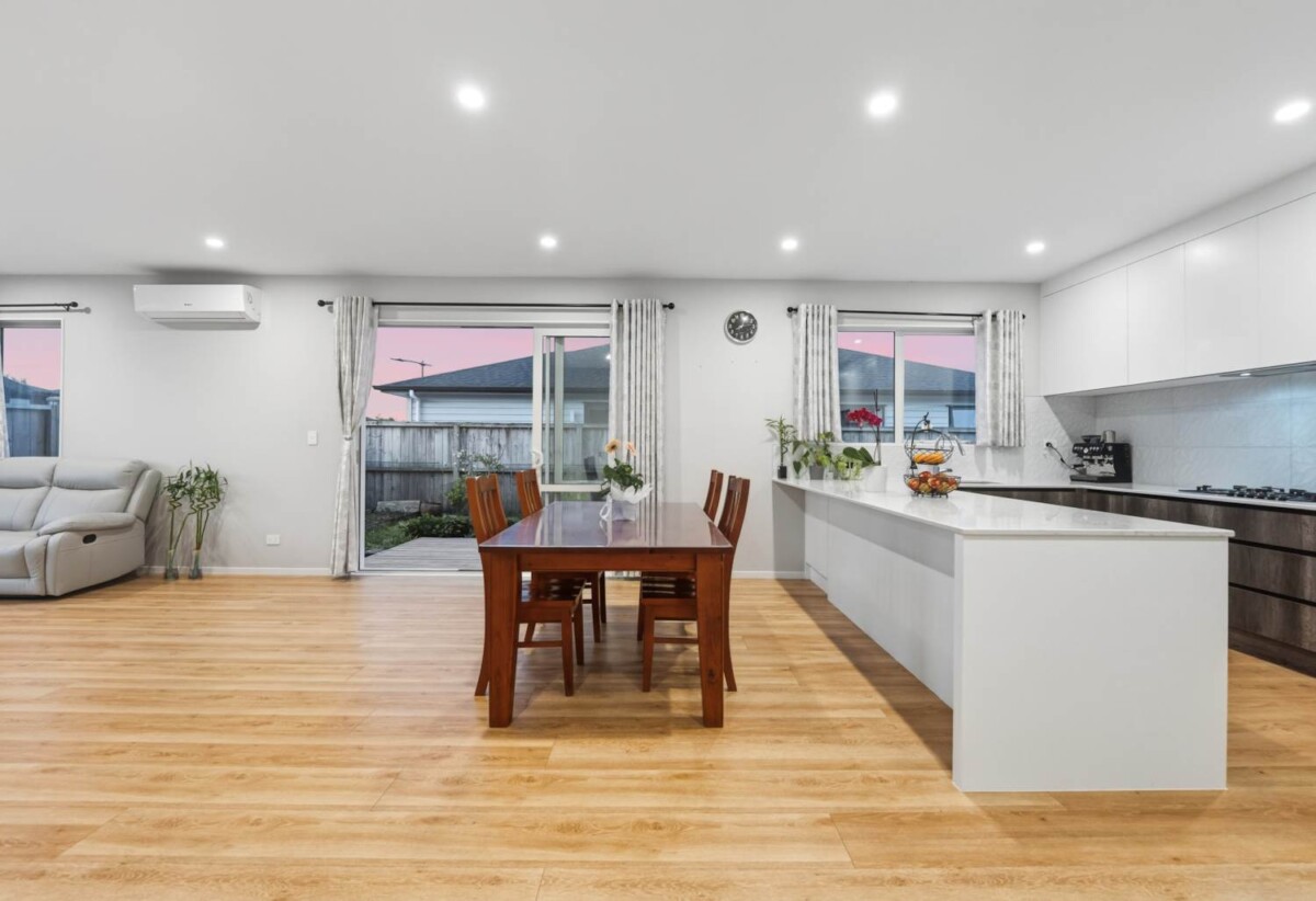 4 beds house on 490m² section, minutes to motorway access and Silverdale Shopping Centre, 6 Ahorangi Road, Silverdale, Auckland