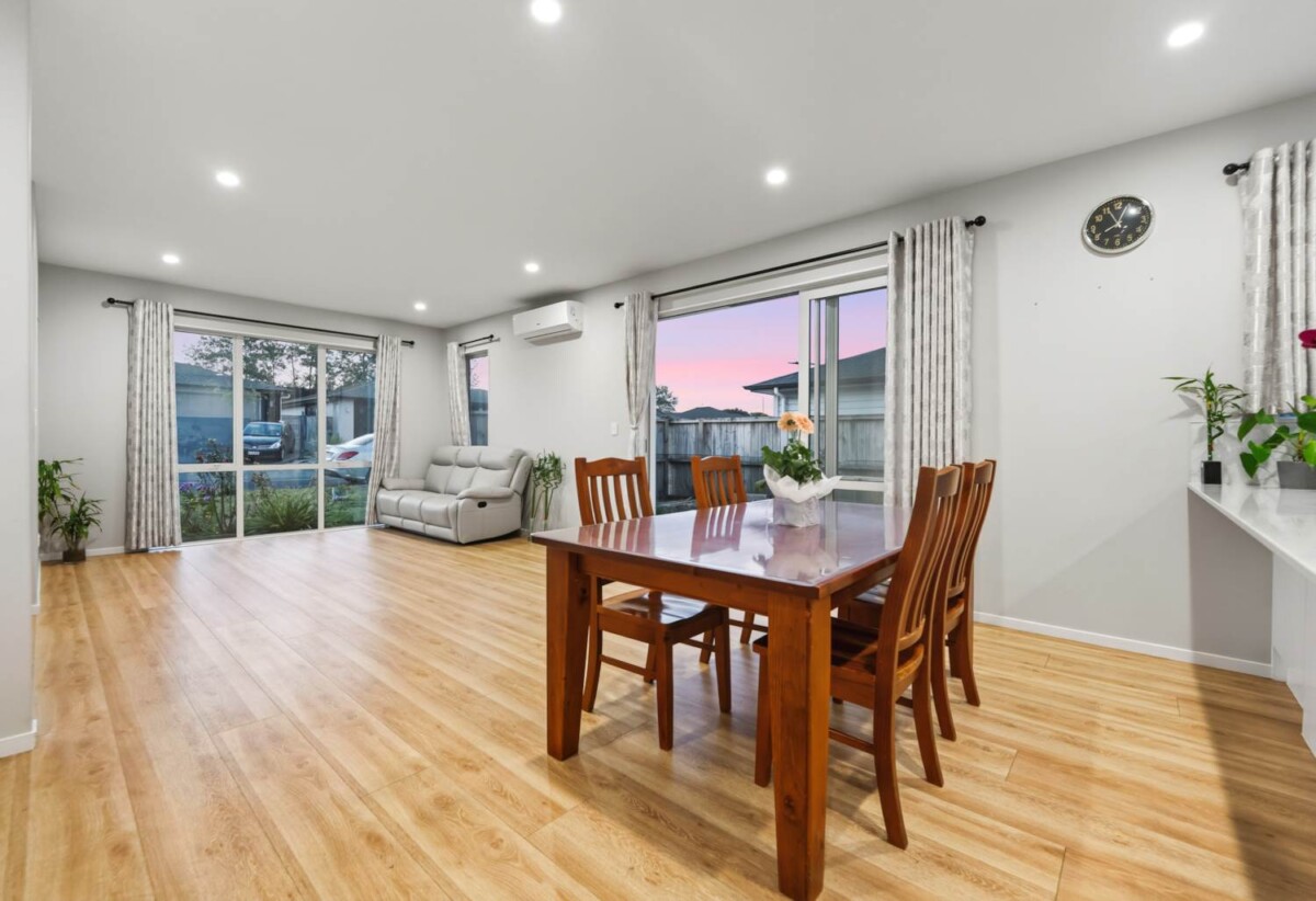 4 beds house on 490m² section, minutes to motorway access and Silverdale Shopping Centre, 6 Ahorangi Road, Silverdale, Auckland