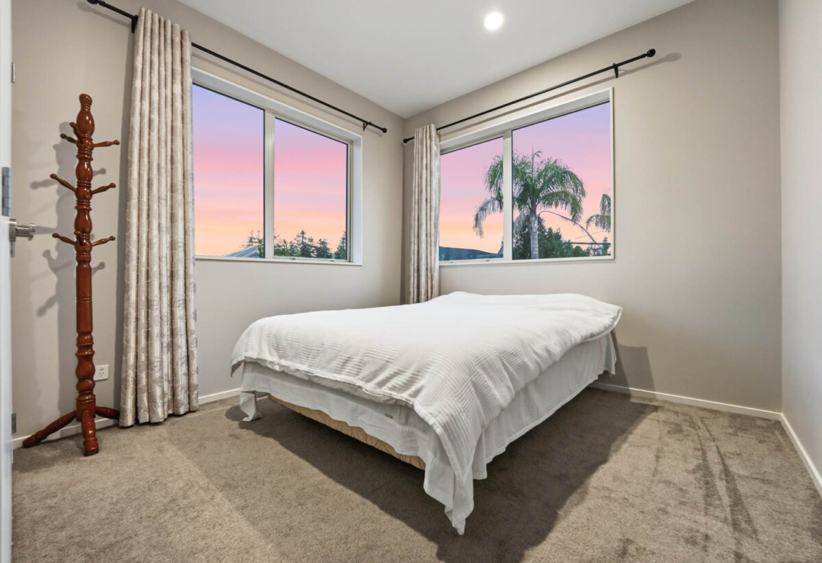 4 beds house on 490m² section, minutes to motorway access and Silverdale Shopping Centre, 6 Ahorangi Road, Silverdale, Auckland
