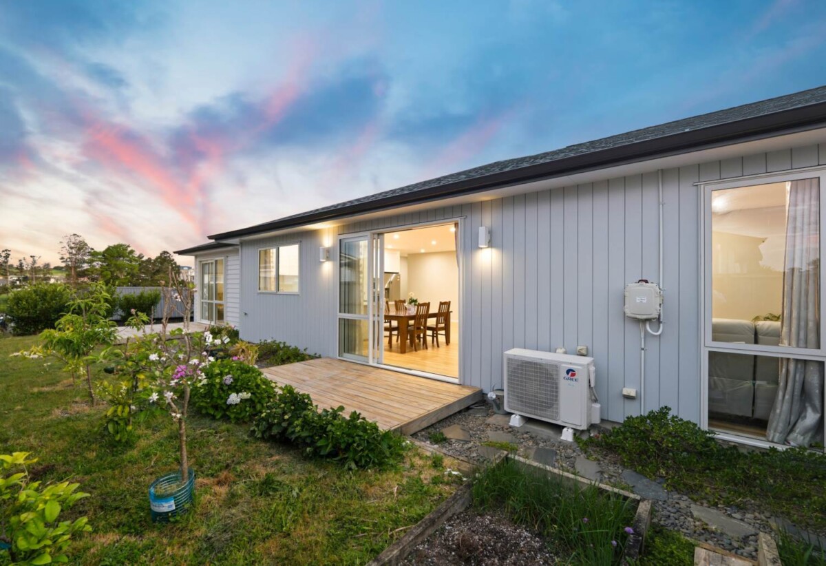 4 beds house on 490m² section, minutes to motorway access and Silverdale Shopping Centre, 6 Ahorangi Road, Silverdale, Auckland