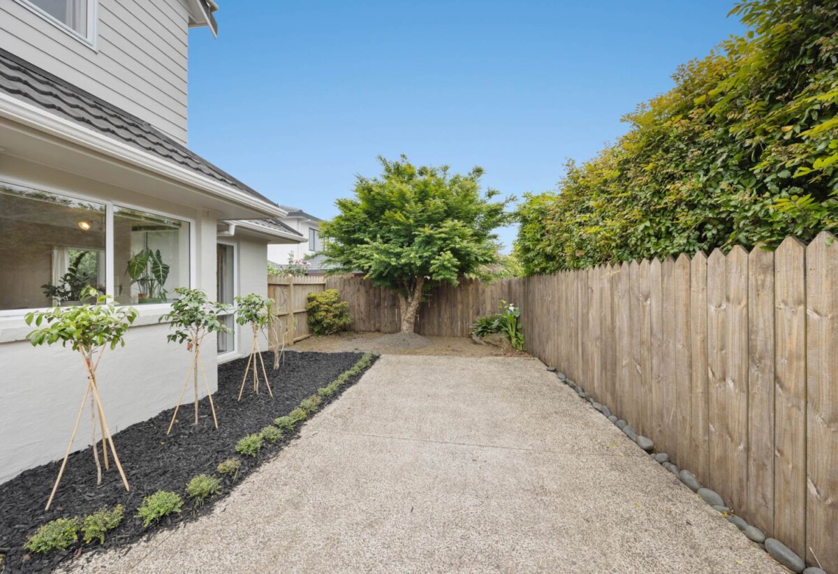 Pakuranga school and Botany Downs School zone, 3 beds house on half share of an 880sqm section, 2/26 Headcorn Place, Botany Downs, Auckland