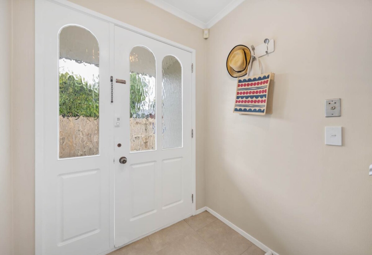 Pakuranga school and Botany Downs School zone, 3 beds house on half share of an 880sqm section, 2/26 Headcorn Place, Botany Downs, Auckland