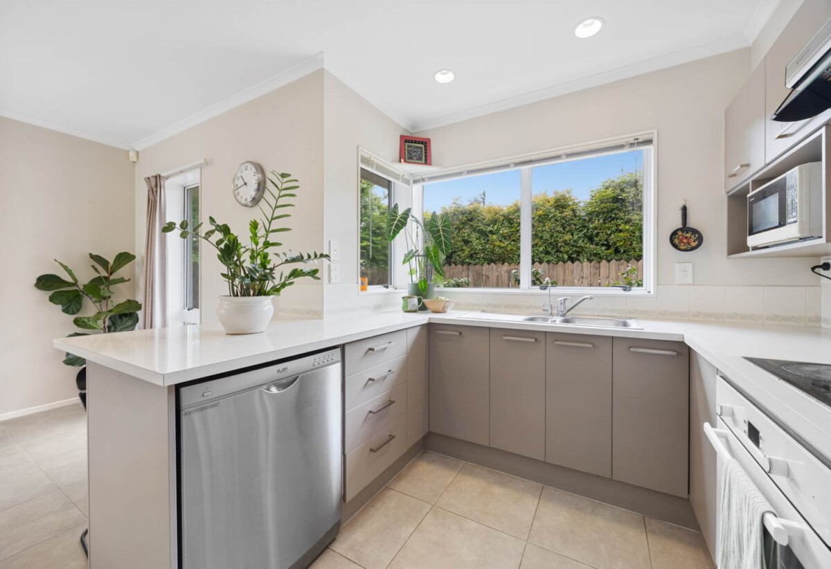 Pakuranga school and Botany Downs School zone, 3 beds house on half share of an 880sqm section, 2/26 Headcorn Place, Botany Downs, Auckland