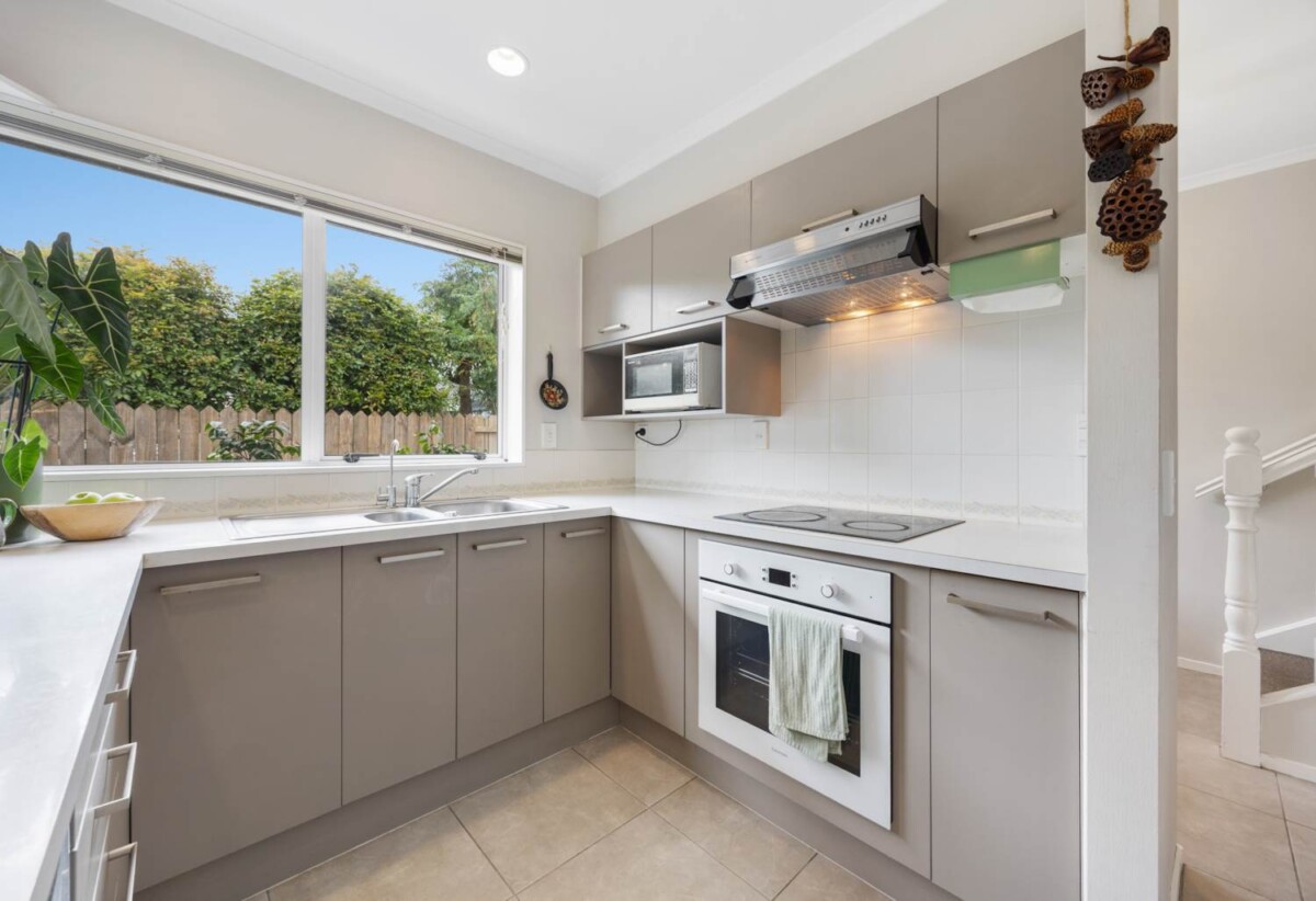 Pakuranga school and Botany Downs School zone, 3 beds house on half share of an 880sqm section, 2/26 Headcorn Place, Botany Downs, Auckland