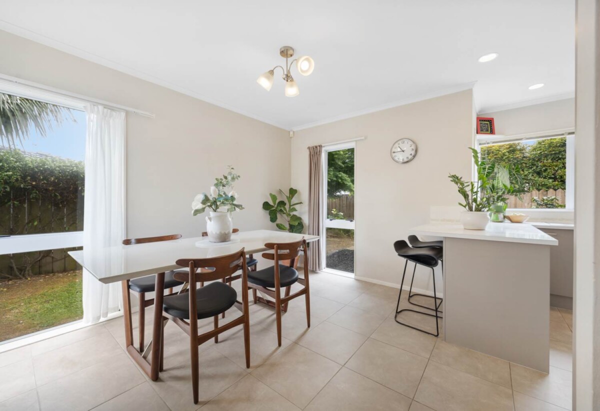 Pakuranga school and Botany Downs School zone, 3 beds house on half share of an 880sqm section, 2/26 Headcorn Place, Botany Downs, Auckland