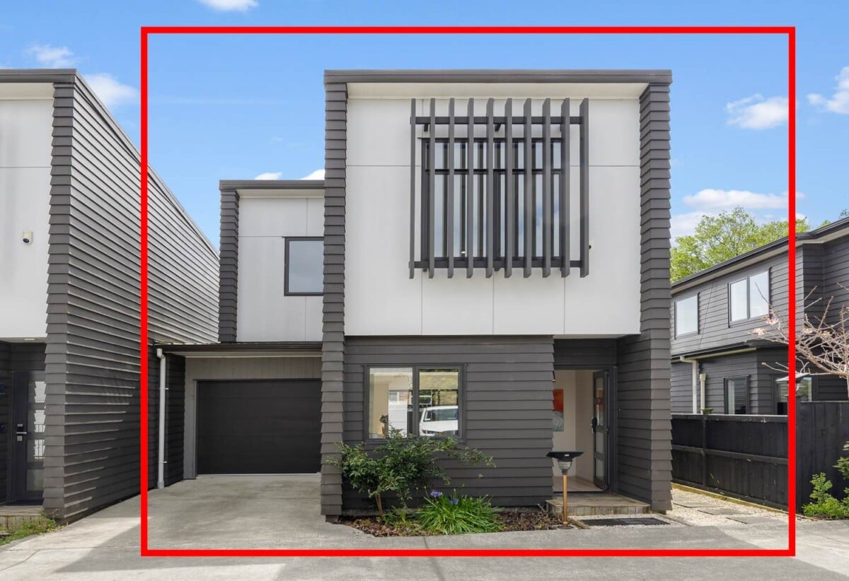 5 year young refreshed 3 beds 2.5 bath house with garage, minutes to schools and Sylvia Park Mall, walks to waterfront, Seaside Park, and Rugby Badminton clubs, 8/224 Princes Street East, Otahuhu, Auckland