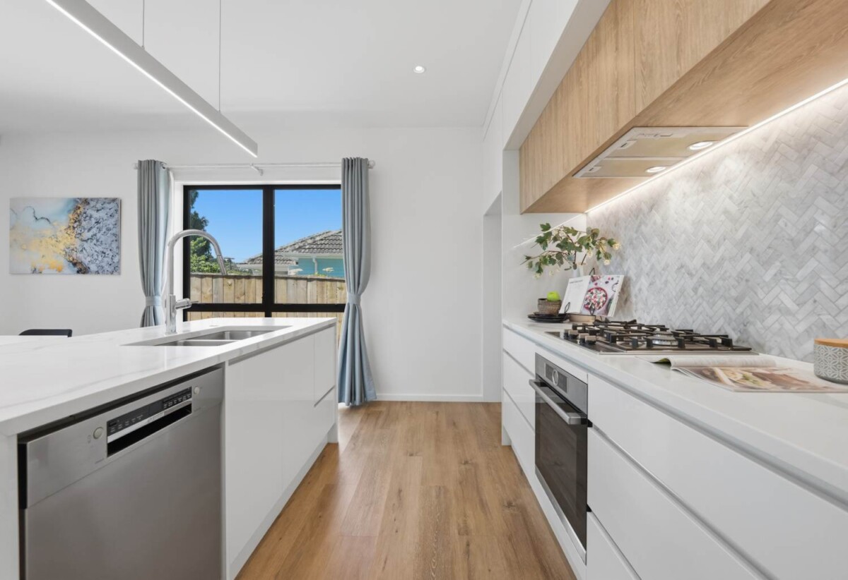 Mt Albert Grammar school zone, 4 beds house, close to St Lukes shopping centre, 44A Tasman Avenue, Mt Albert, Auckland
