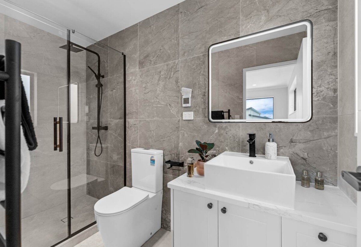 Brandnew 6 beds 5.5 baths house on 415m² section, kitchen + legal kitchenette, with 2 beds granny, 4 Ivy Lane, Karaka, Auckland