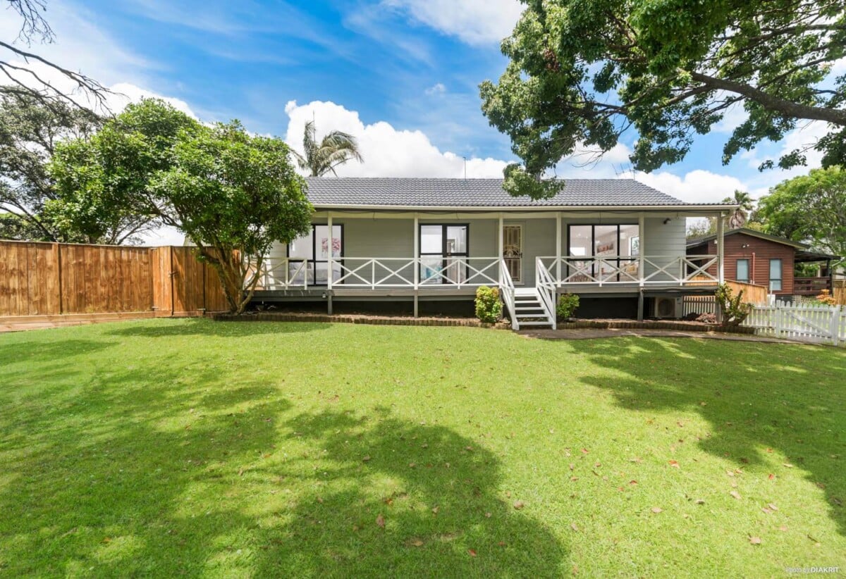 Move-In Ready, close to Wattle Downs Golf & Country Club,, Renovated 4 beds house on 619m² section, Main 3-bed home + separate 1-bed 1 bath dwelling., 166 Carnoustie Drive, Wattle Downs, Auckland