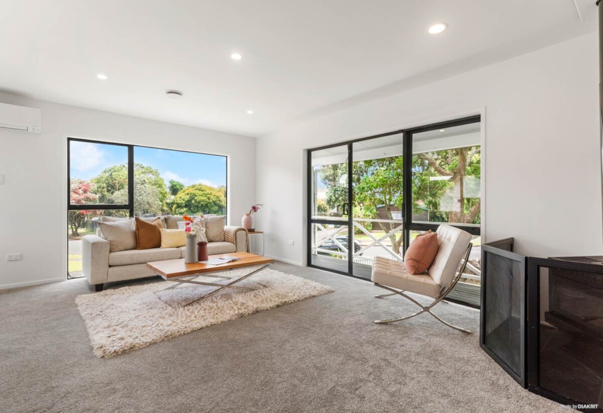 Move-In Ready, close to Wattle Downs Golf & Country Club,, Renovated 4 beds house on 619m² section, Main 3-bed home + separate 1-bed 1 bath dwelling., 166 Carnoustie Drive, Wattle Downs, Auckland