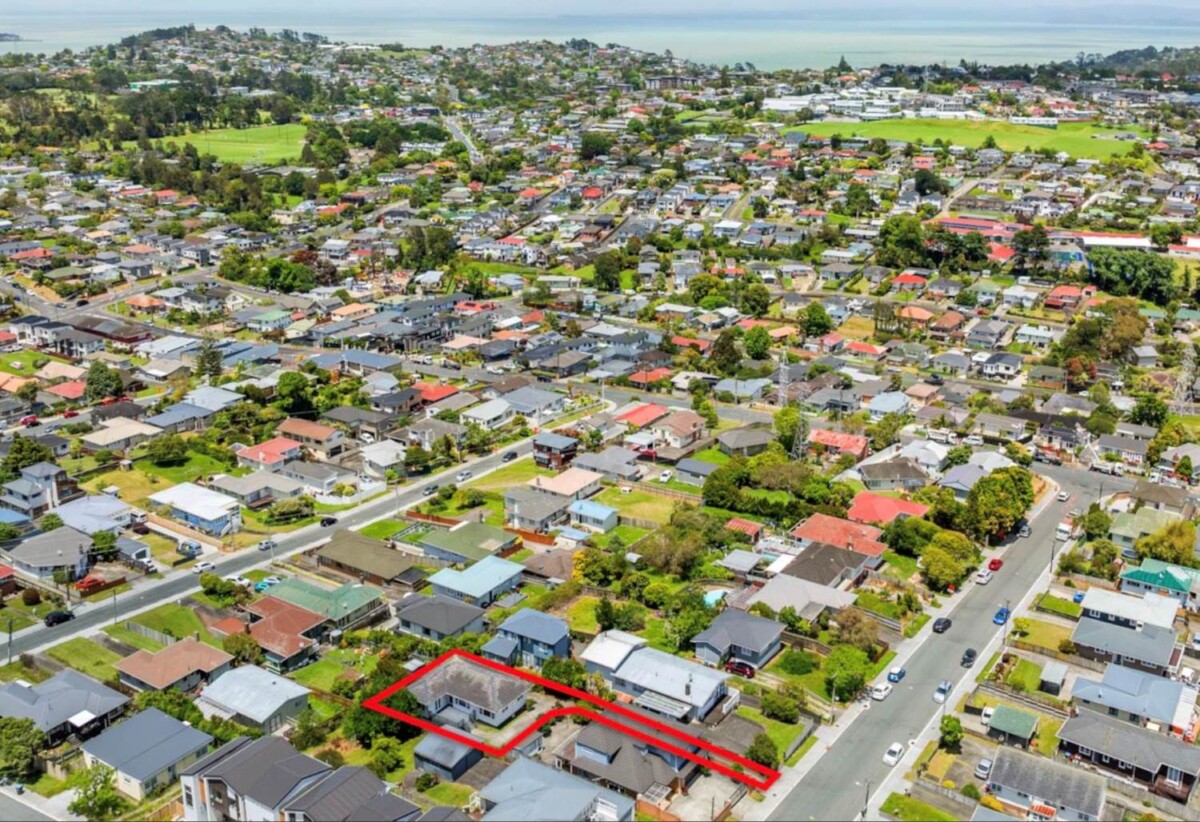 3 beds house on 491m² section, RC in progress – settle with RC, (Duplex – 75sqm | 2 Bed, 1.5Bath, 1 study 1 Carpark, Standalone – 101sqm | 3 Bed, 2 Bath, 1 Garage), 16 Graham Bell Avenue, Mt Roskill, Auckland