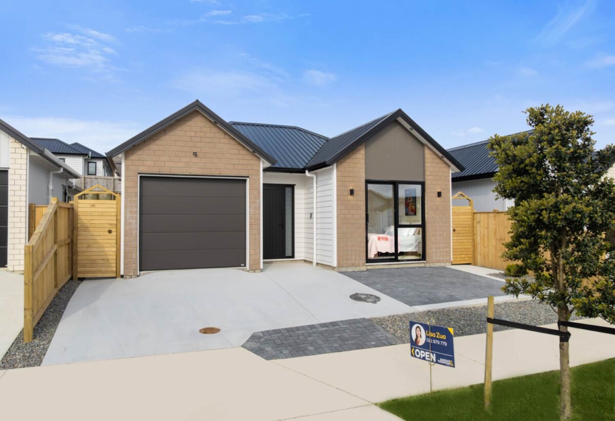 10-year Master Build Warranty, 4 beds house, 2 master suites 2 kitchens, The front master suite features its own entrance , 12 Bannockburn Road, Papakura, Auckland