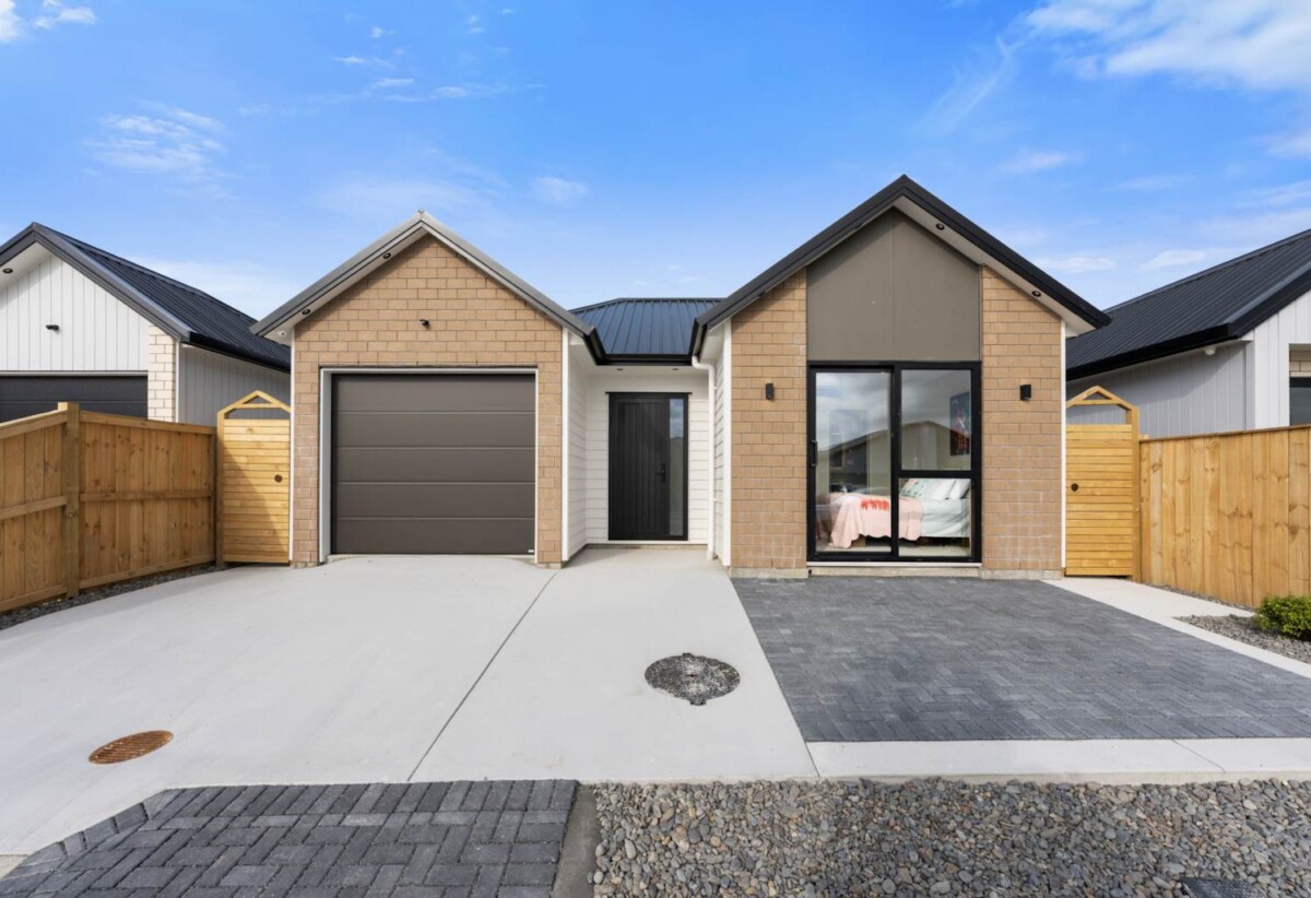10-year Master Build Warranty, 4 beds house, 2 master suites 2 kitchens, The front master suite features its own entrance , 12 Bannockburn Road, Papakura, Auckland