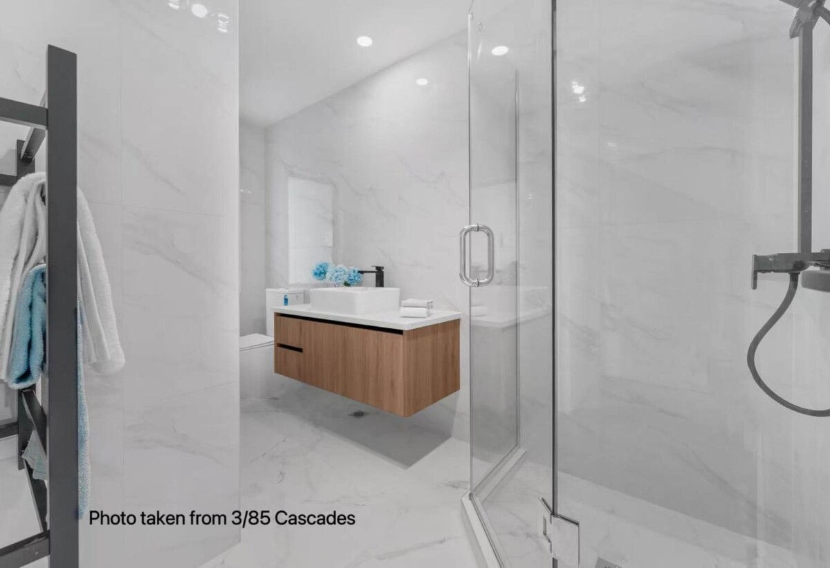Move-in ready, brandnew 2 beds 2.5 bath 1 car park home, 0.7 km to Elm Park School, 1.3 km to Pakuranga College, 1.6 km to Farm Cove Intermediate, 12/85 Cascades Road, Pakuranga Heights, Auckland