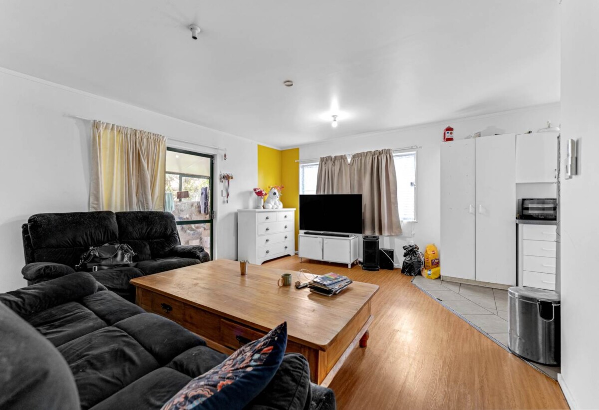5 beds house on 1012m² section, Legal HOME & INCOME, live, do-up or develop, 11 Gordon Road, Papatoetoe, Auckland