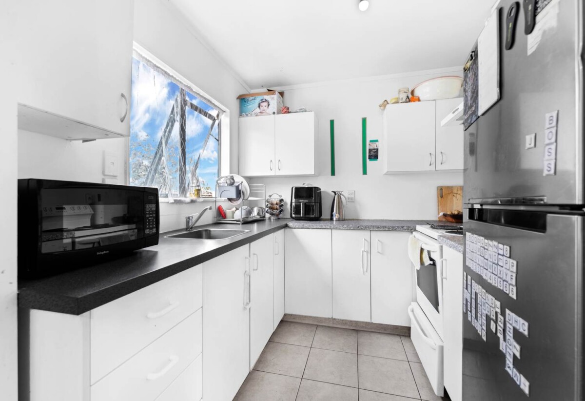 5 beds house on 1012m² section, Legal HOME & INCOME, live, do-up or develop, 11 Gordon Road, Papatoetoe, Auckland