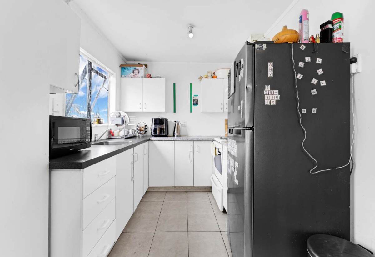 5 beds house on 1012m² section, Legal HOME & INCOME, live, do-up or develop, 11 Gordon Road, Papatoetoe, Auckland