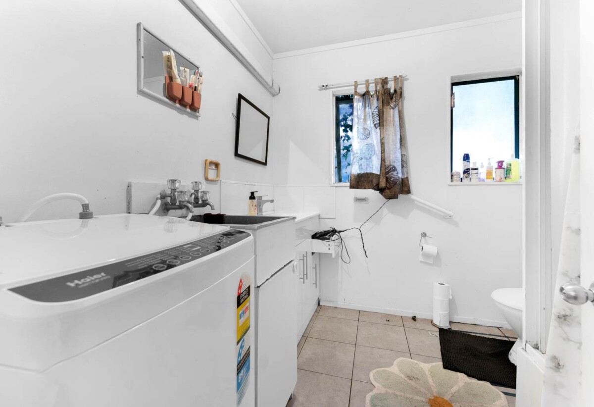 5 beds house on 1012m² section, Legal HOME & INCOME, live, do-up or develop, 11 Gordon Road, Papatoetoe, Auckland