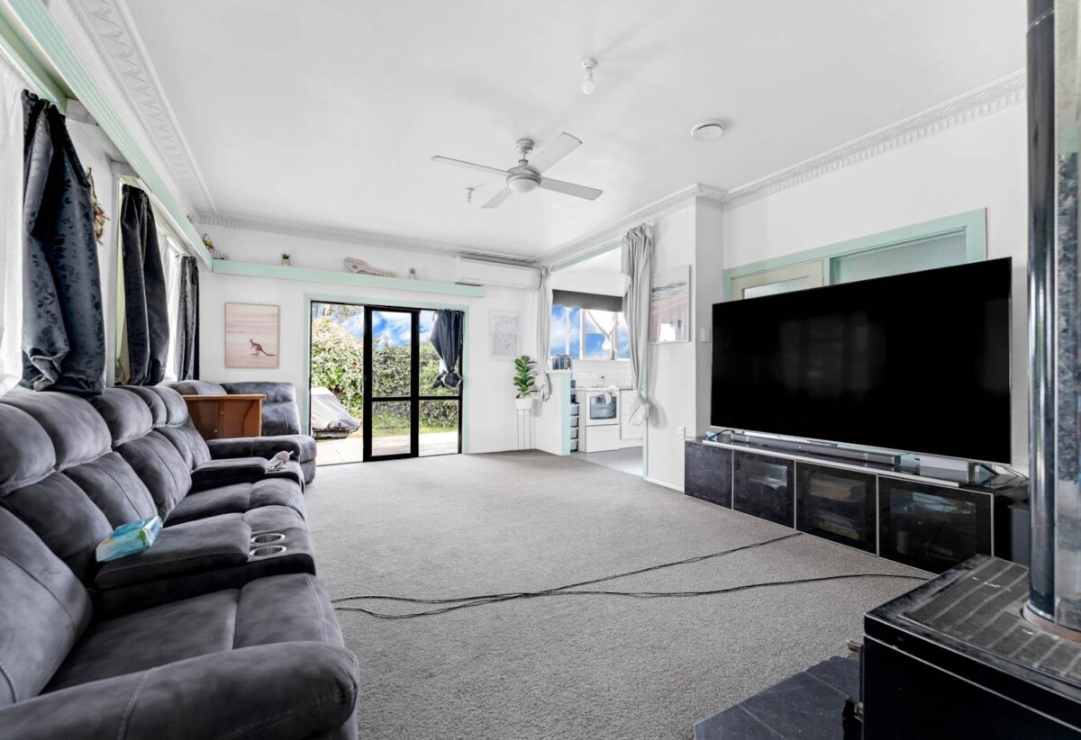 5 beds house on 1012m² section, Legal HOME & INCOME, live, do-up or develop, 11 Gordon Road, Papatoetoe, Auckland