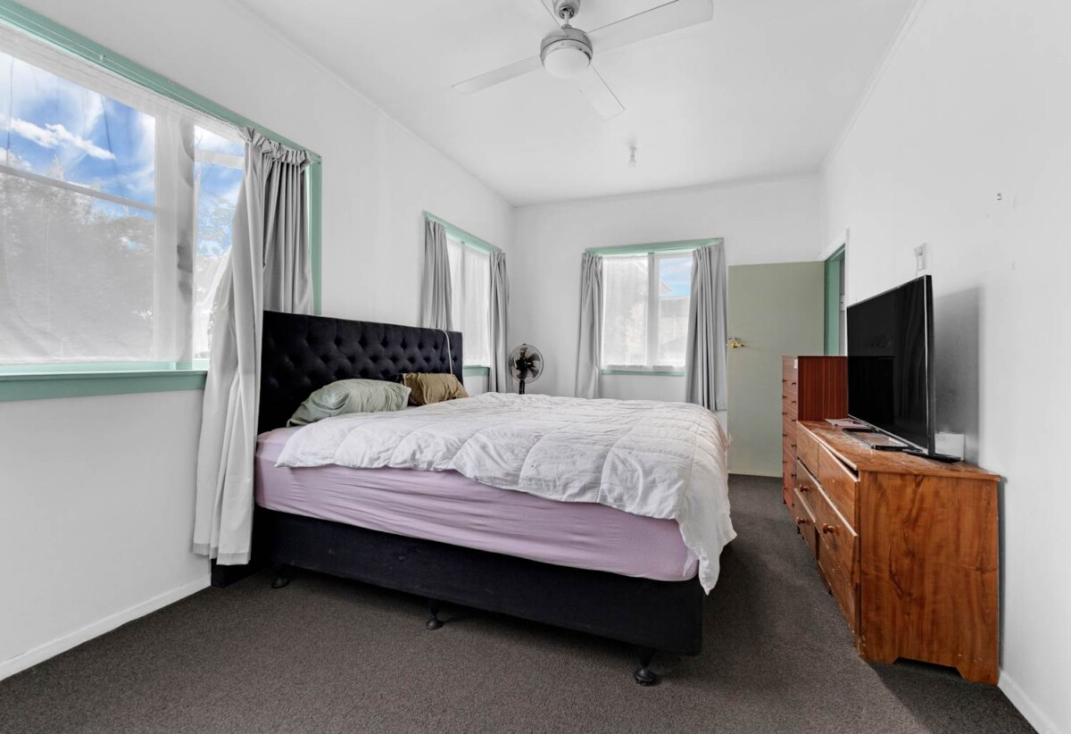 5 beds house on 1012m² section, Legal HOME & INCOME, live, do-up or develop, 11 Gordon Road, Papatoetoe, Auckland