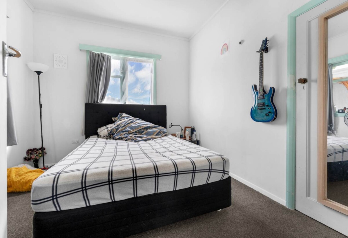 5 beds house on 1012m² section, Legal HOME & INCOME, live, do-up or develop, 11 Gordon Road, Papatoetoe, Auckland
