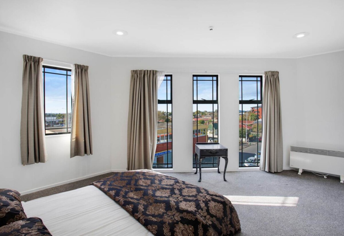 2 beds 1 bath apartment with garage, close to supermarkets, the post office, train station, 4/77 St George Street, Papatoetoe, Auckland